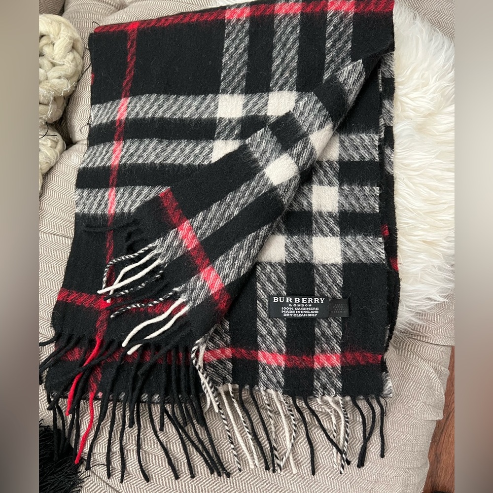 Burberry scarf 1 hour flash sale! Price will change in 1 hour!